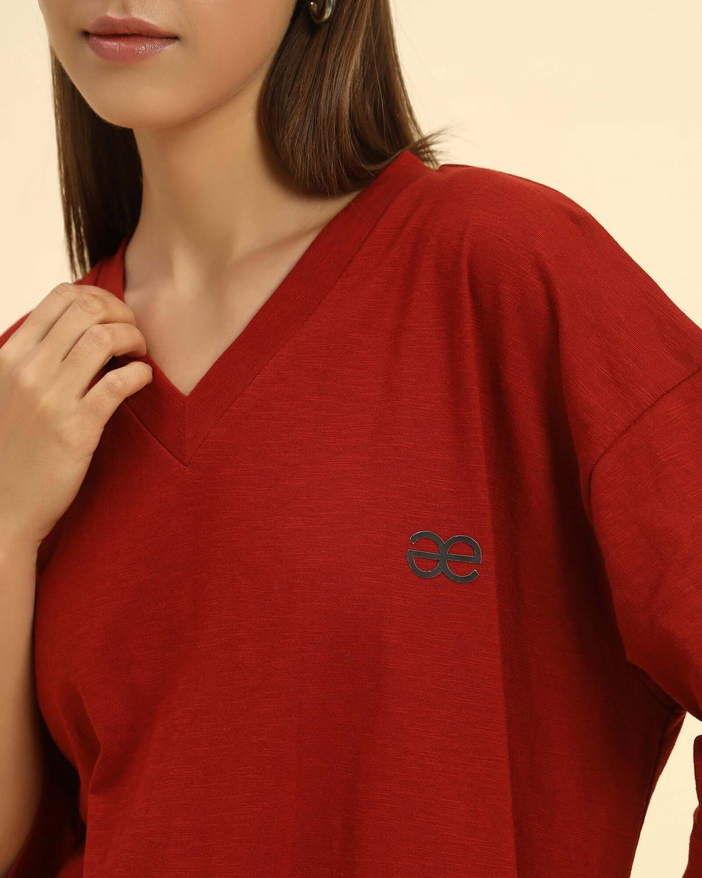 Close-up of the V-neckline and textured cotton slub fabric on the Aeternum Women's Red T-Shirt.