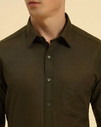 Close-up of the pointed collar and premium Italian cotton-linen fabric texture on the Aeternum Men's Dark Green Shirt.
